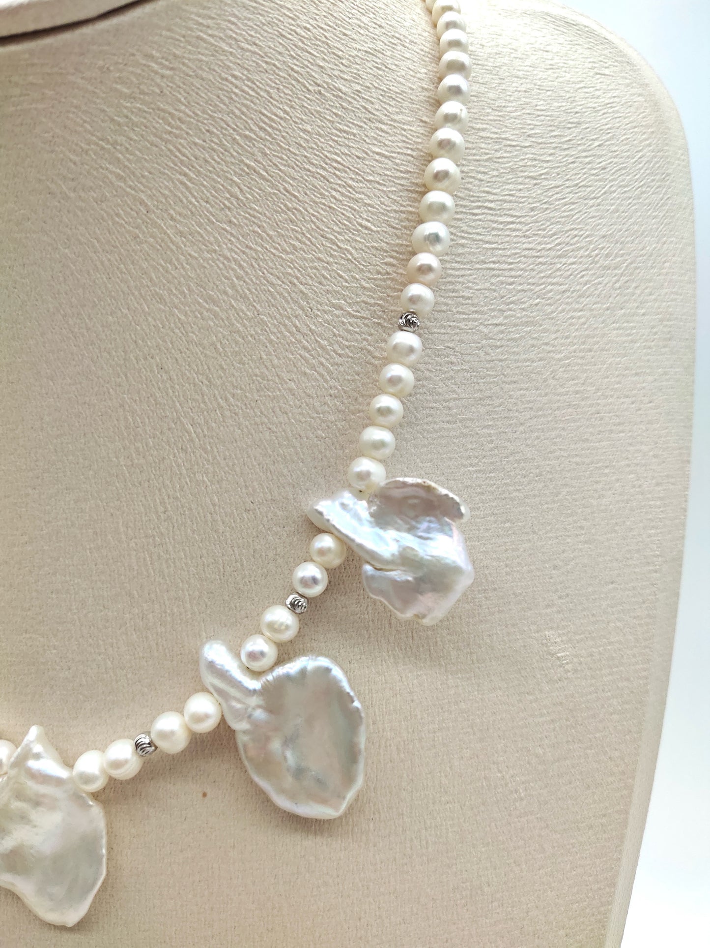 PETAL PEARL NECKLACE