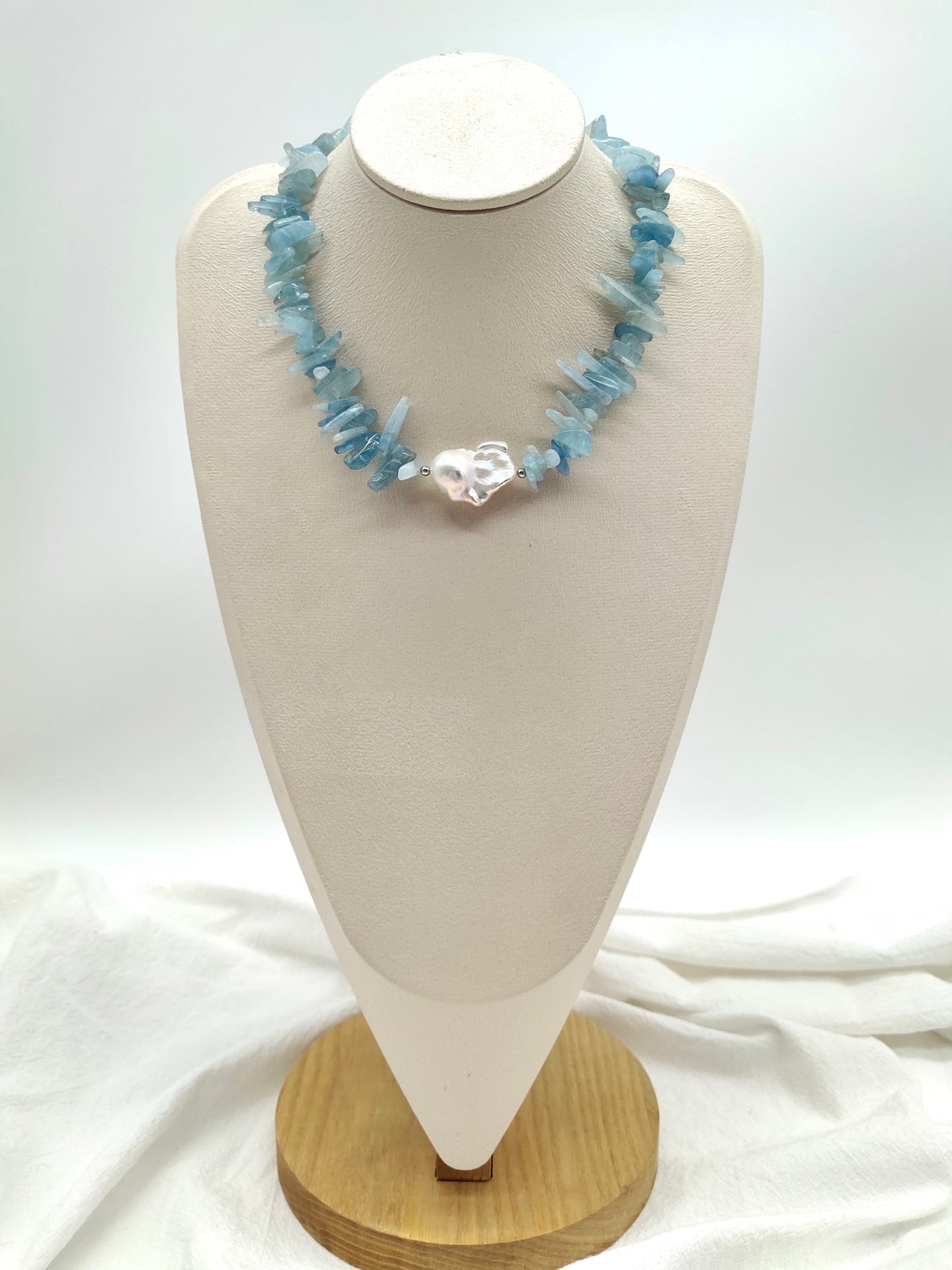 LARGE BAROQUE PEARL WITH AQUAMARINE NECKLACE