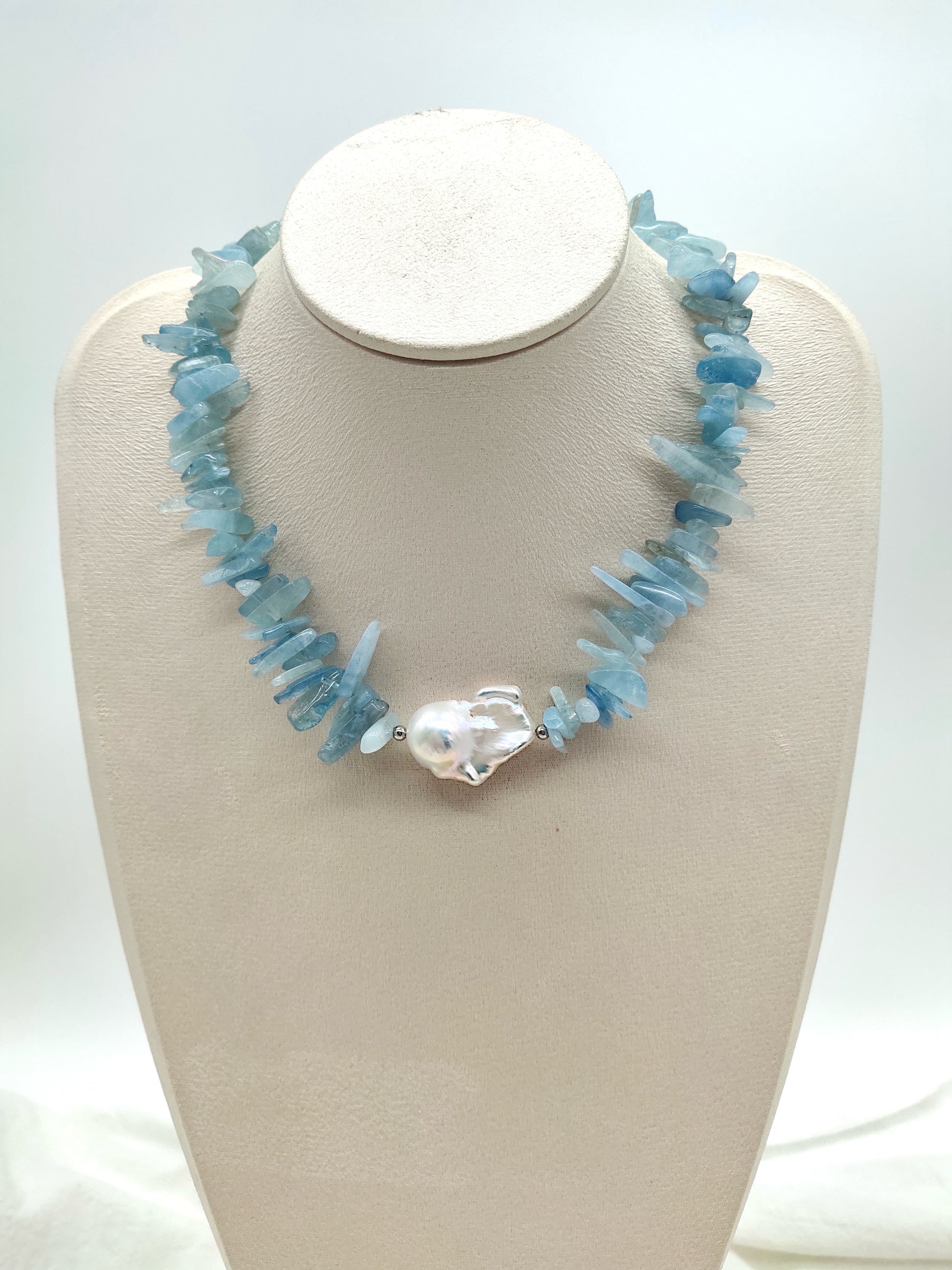 LARGE BAROQUE PEARL WITH AQUAMARINE NECKLACE