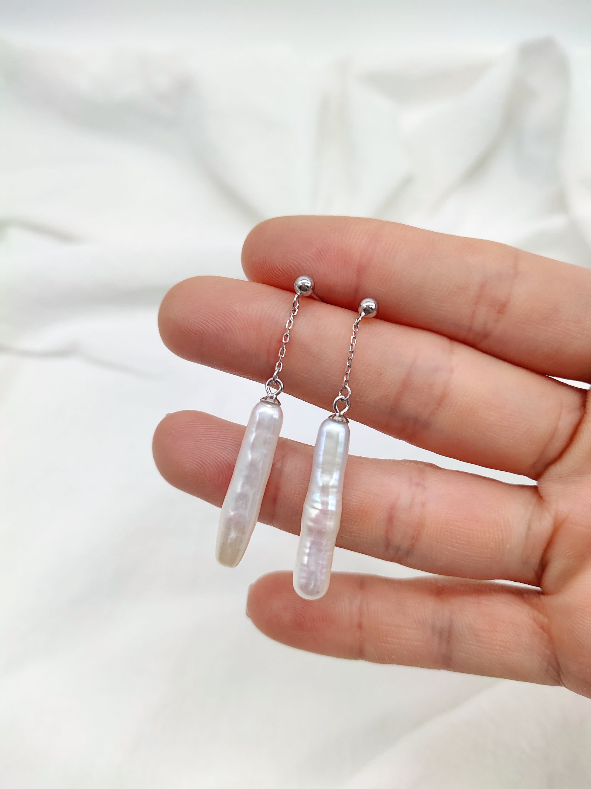 WHITE LONG PEARL EARRINGS