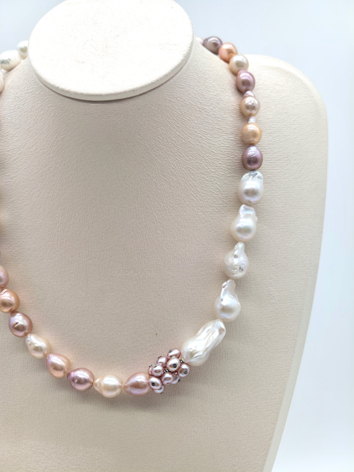 IRIDESCENT FRESHWATER BAROQUE PEARL NACKLACE