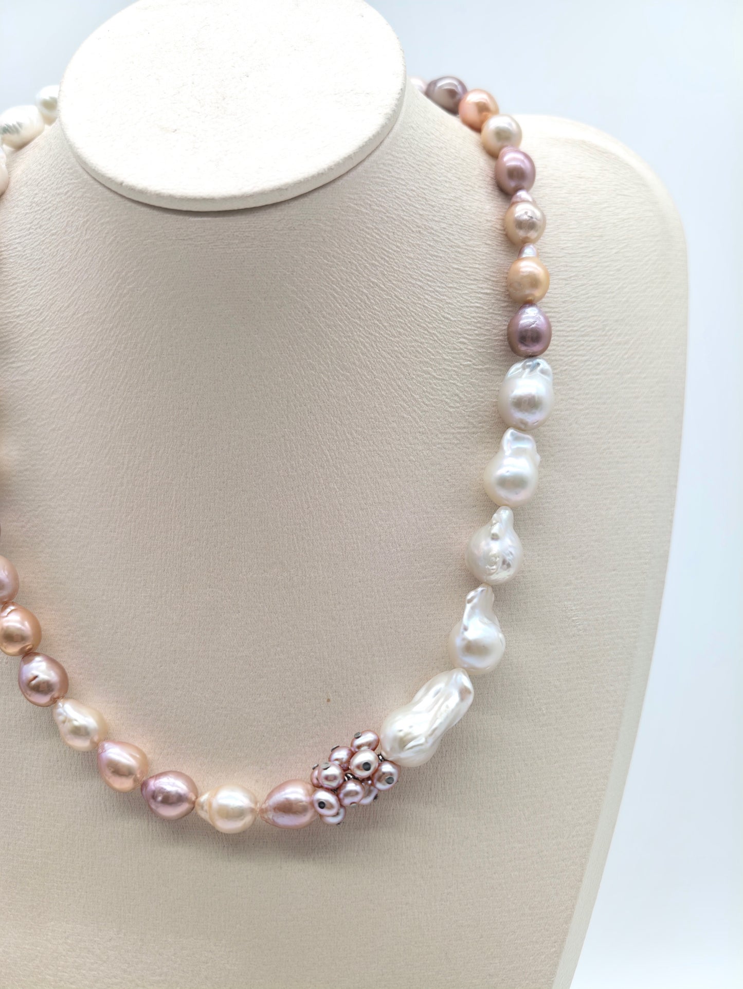 IRIDESCENT FRESHWATER BAROQUE PEARL NACKLACE