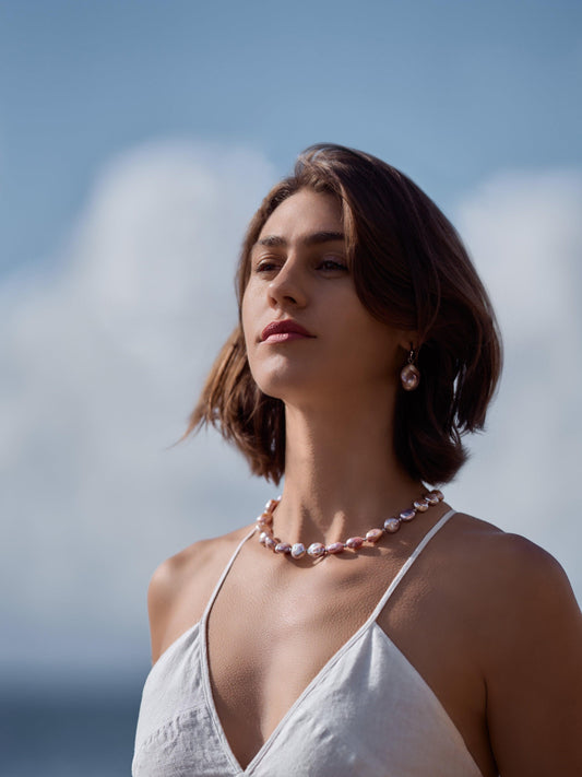 IRIDESCENT BUTTON PEARL WITH SILVER BEADS NECKLACE - MOYZ