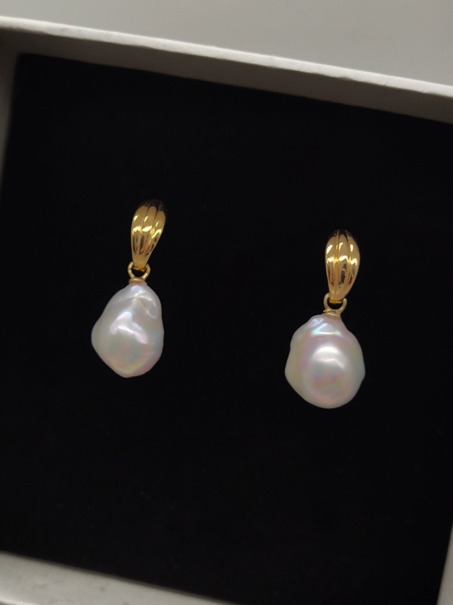 WHITE SMALL BAROQUE PEARL EARRINGS