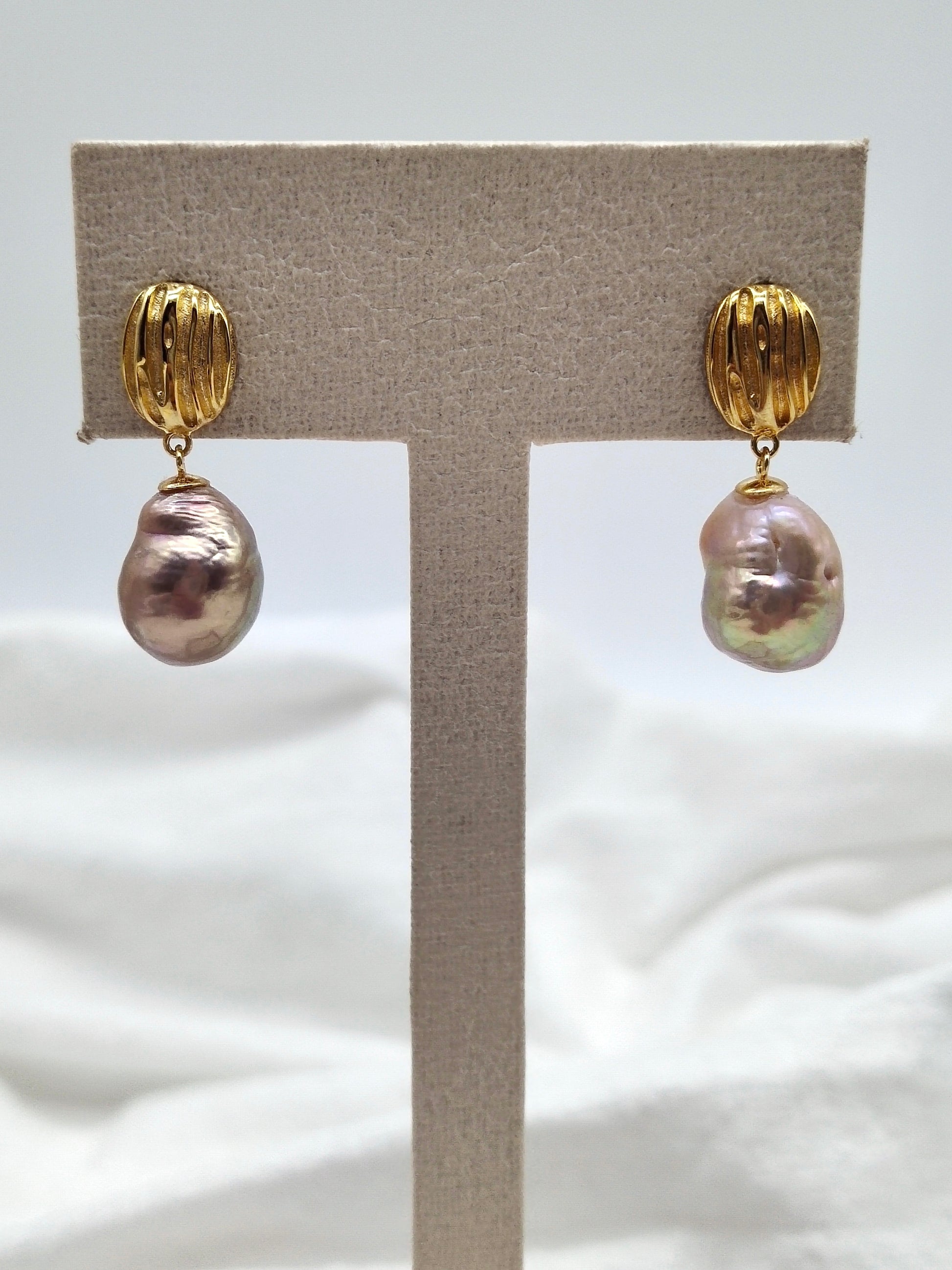 IRIDESCENT FRESH PEARL EARRINGS