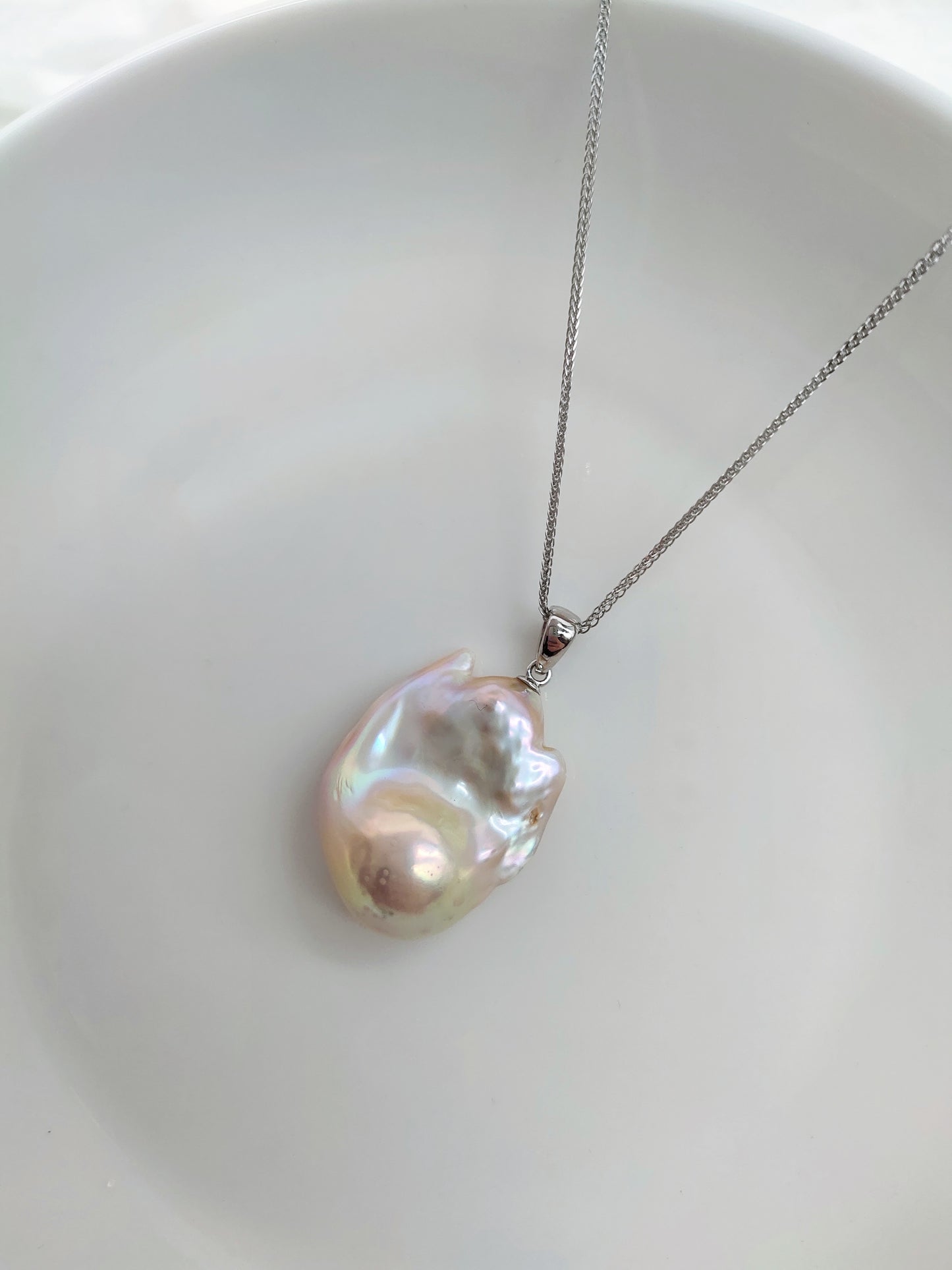 COLOURFUL BAROQUE PEARL PENDANT WITH GREEN LUSTER