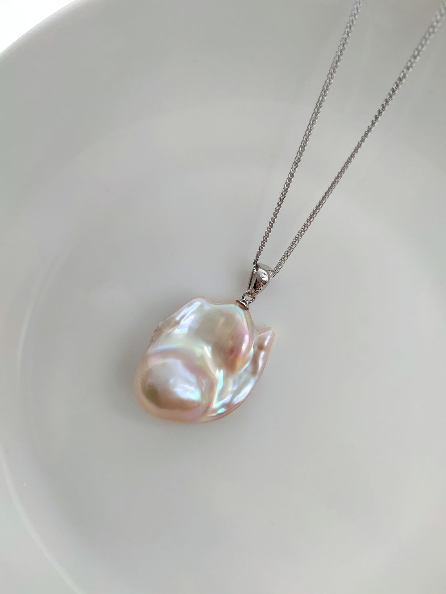 COLOURFUL BAROQUE PEARL PENDANT WITH GREEN LUSTER