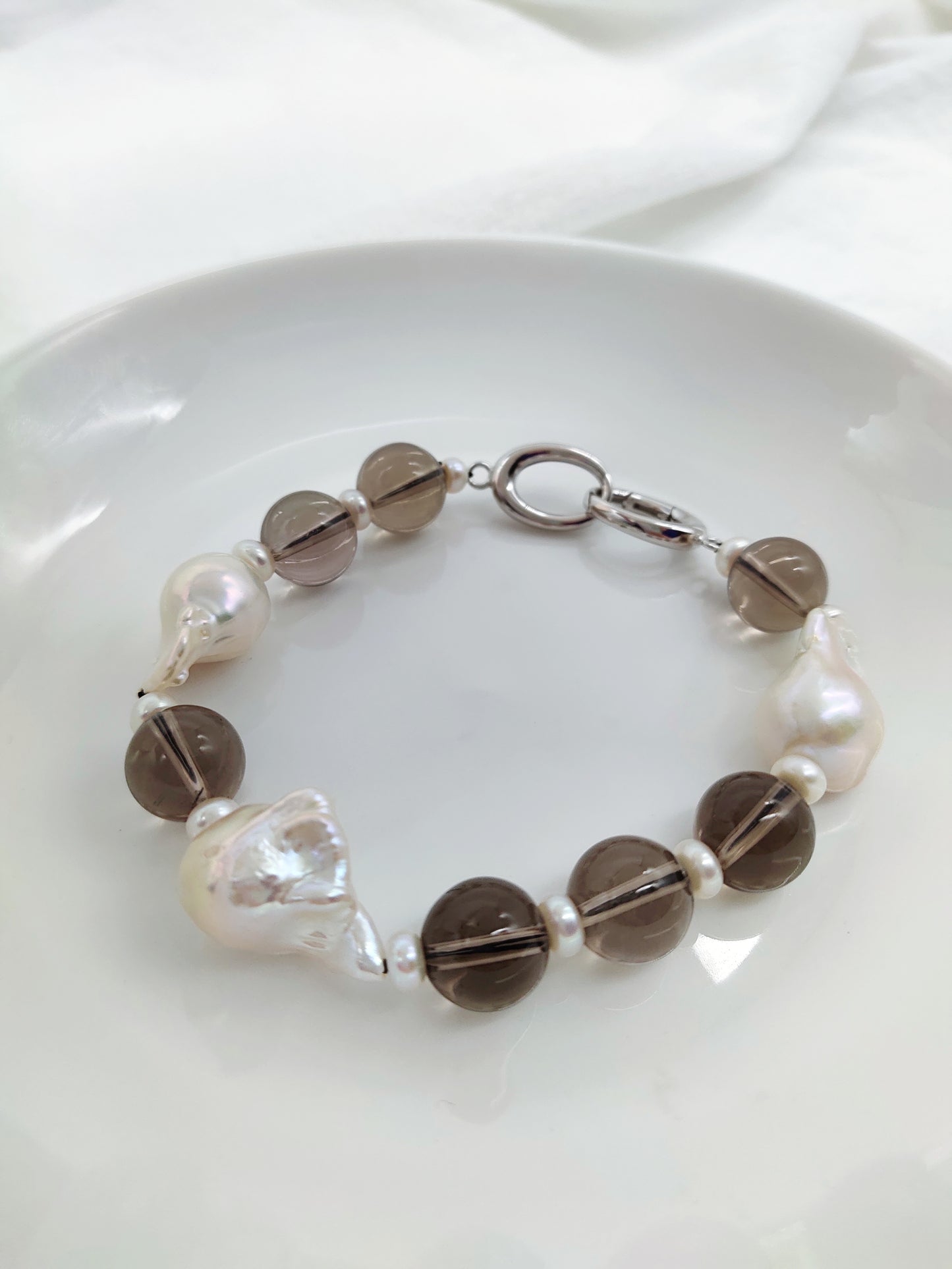 LARGE BAROQUE PEARL WITH SMOKY QUARTZ BEADS BRACELET