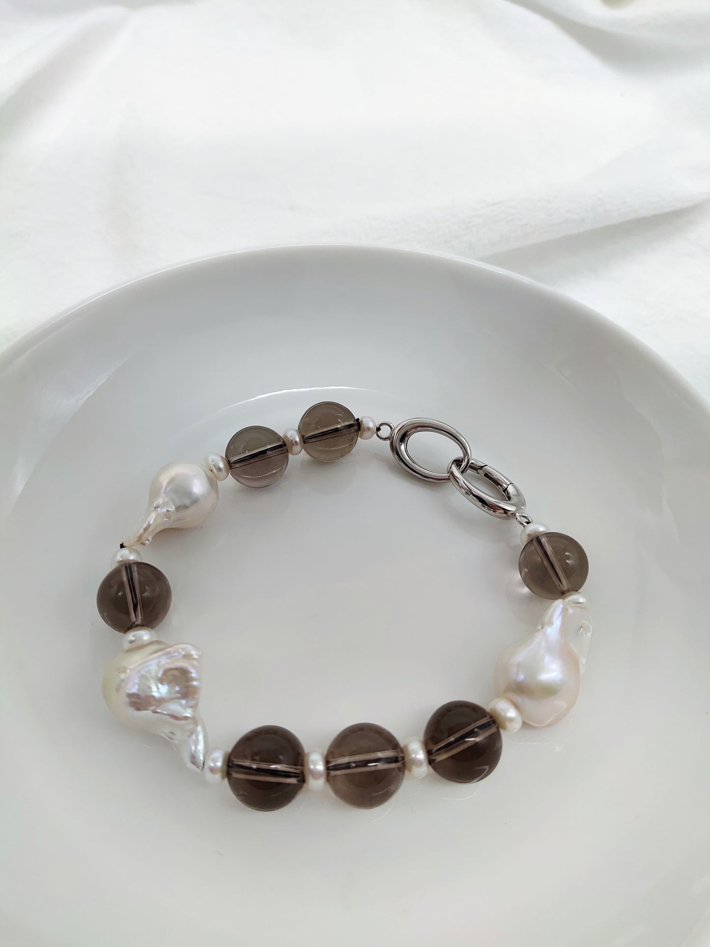 LARGE BAROQUE PEARL WITH SMOKY QUARTZ BEADS BRACELET