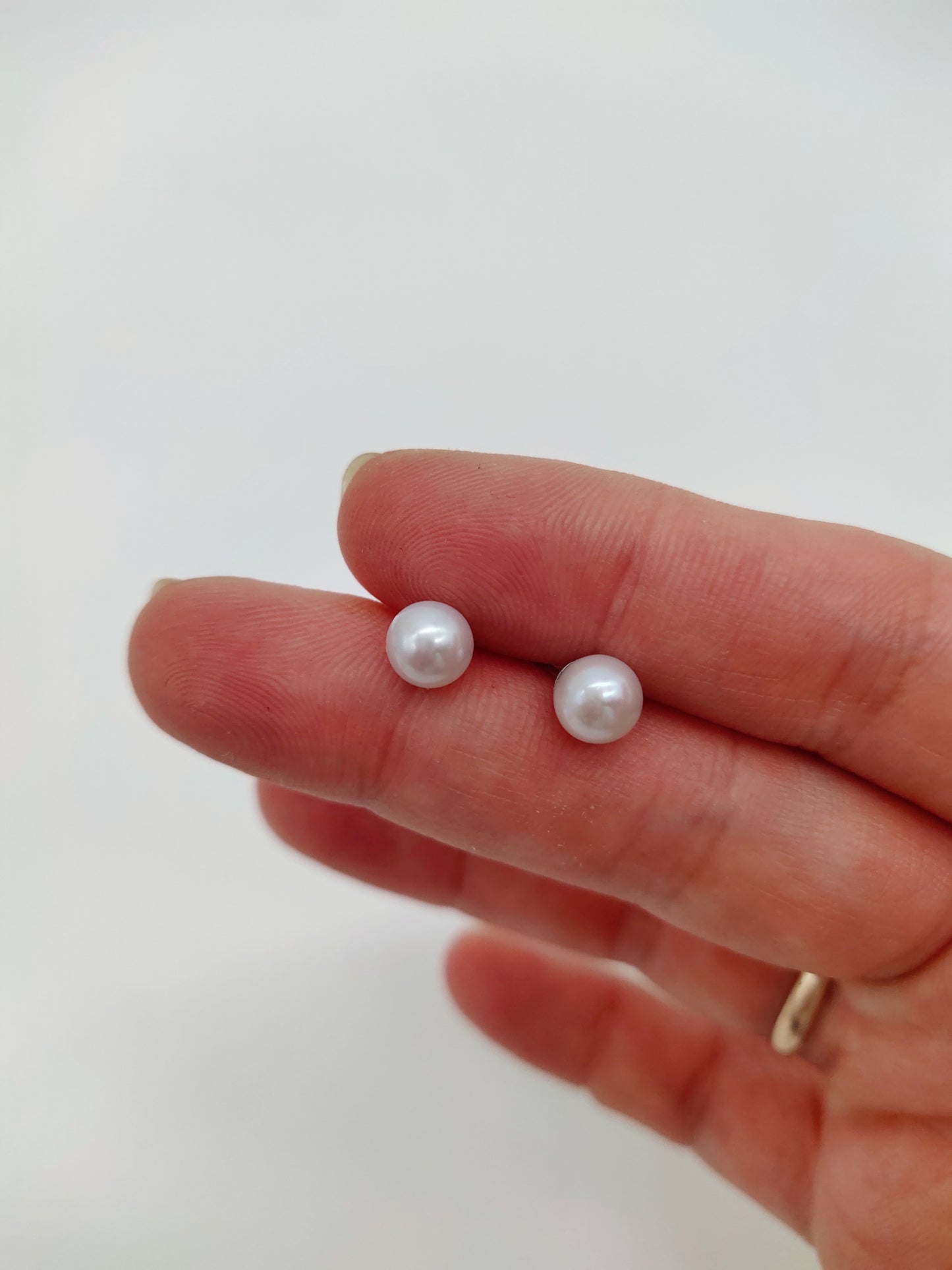 CLASSIC ROUND PEARL STUD EARRINGS