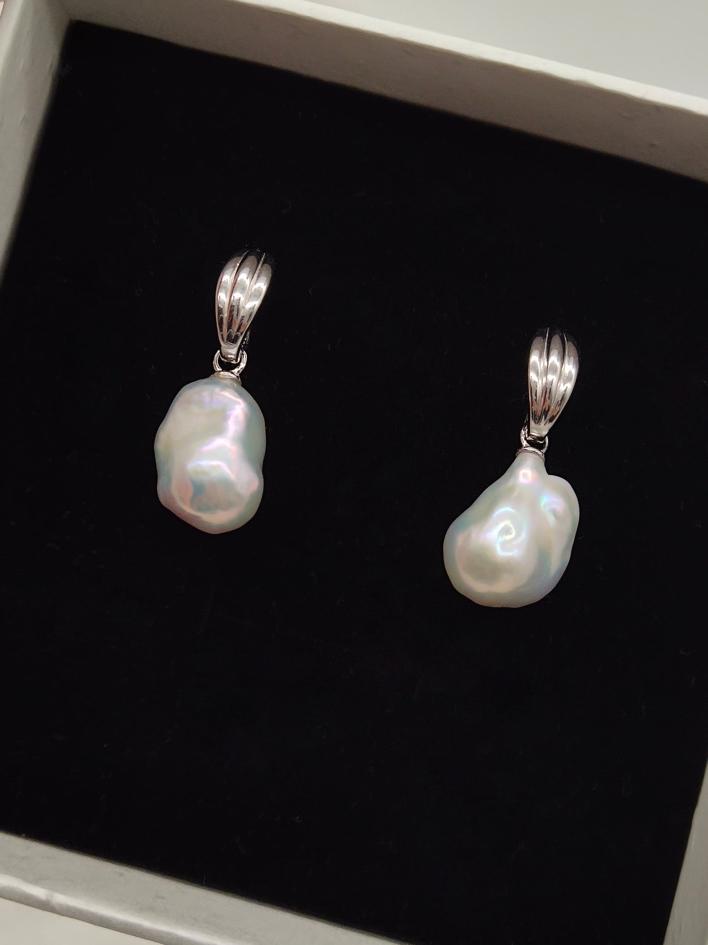 WHITE SMALL BAROQUE PEARL EARRINGS