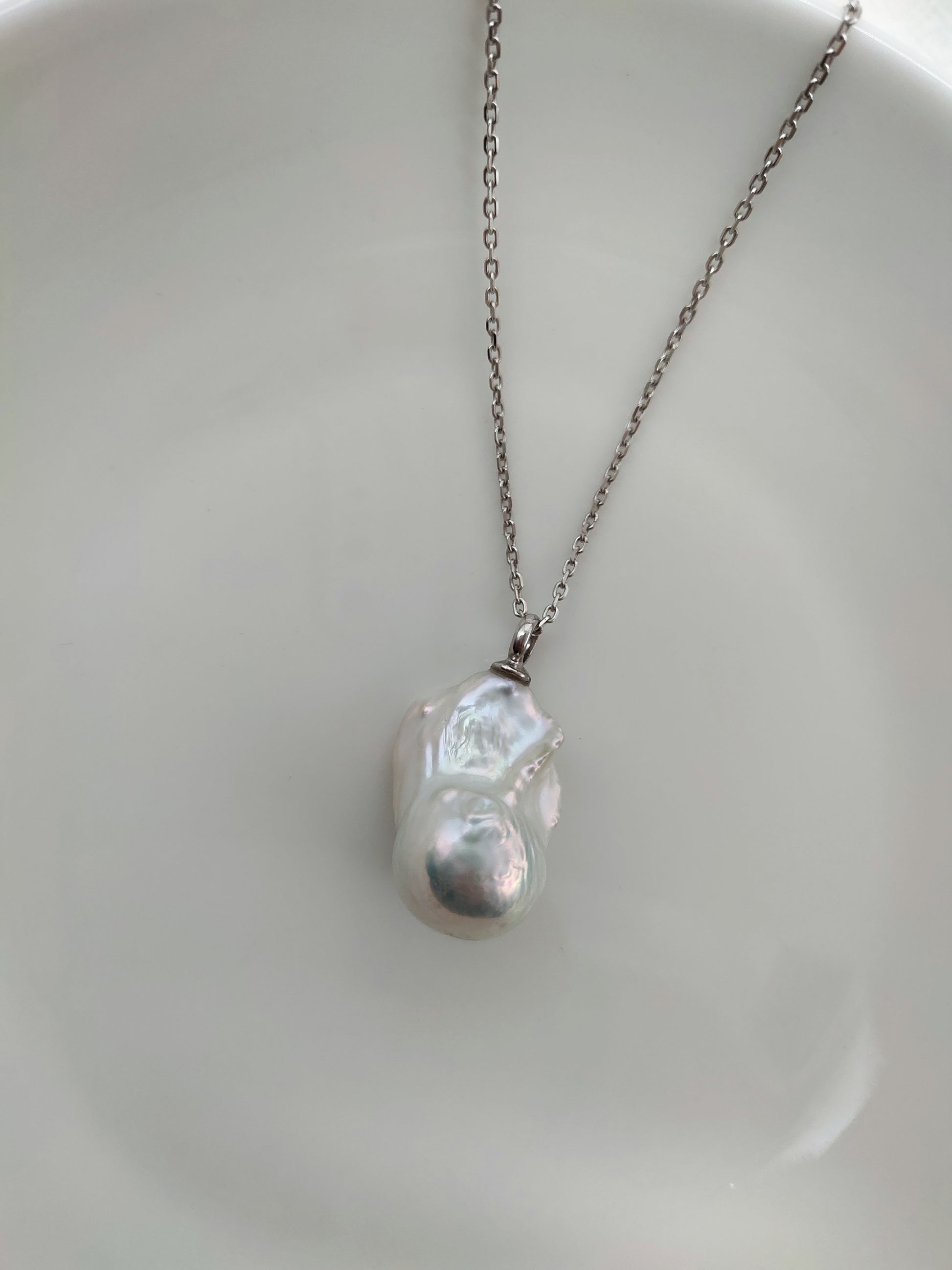 LARGE WHITE BAROQUE PEARL NECKLACE