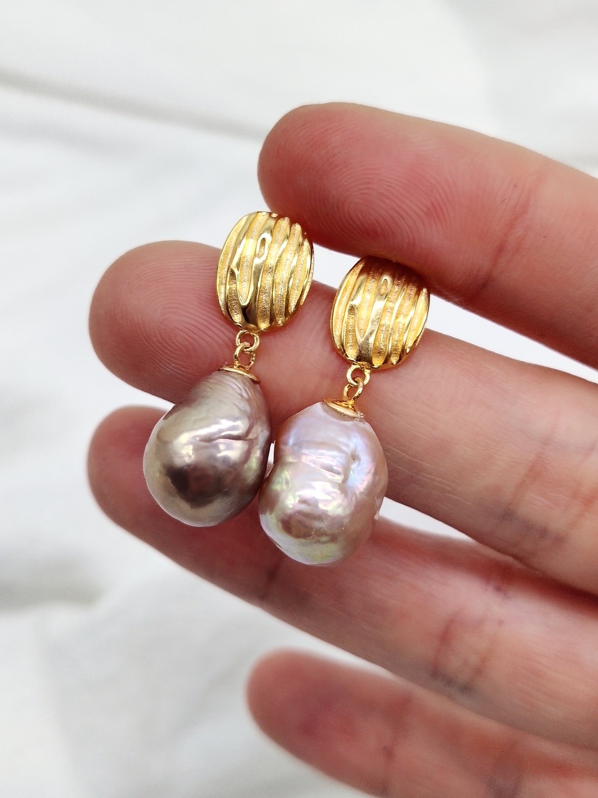 IRIDESCENT FRESH PEARL EARRINGS