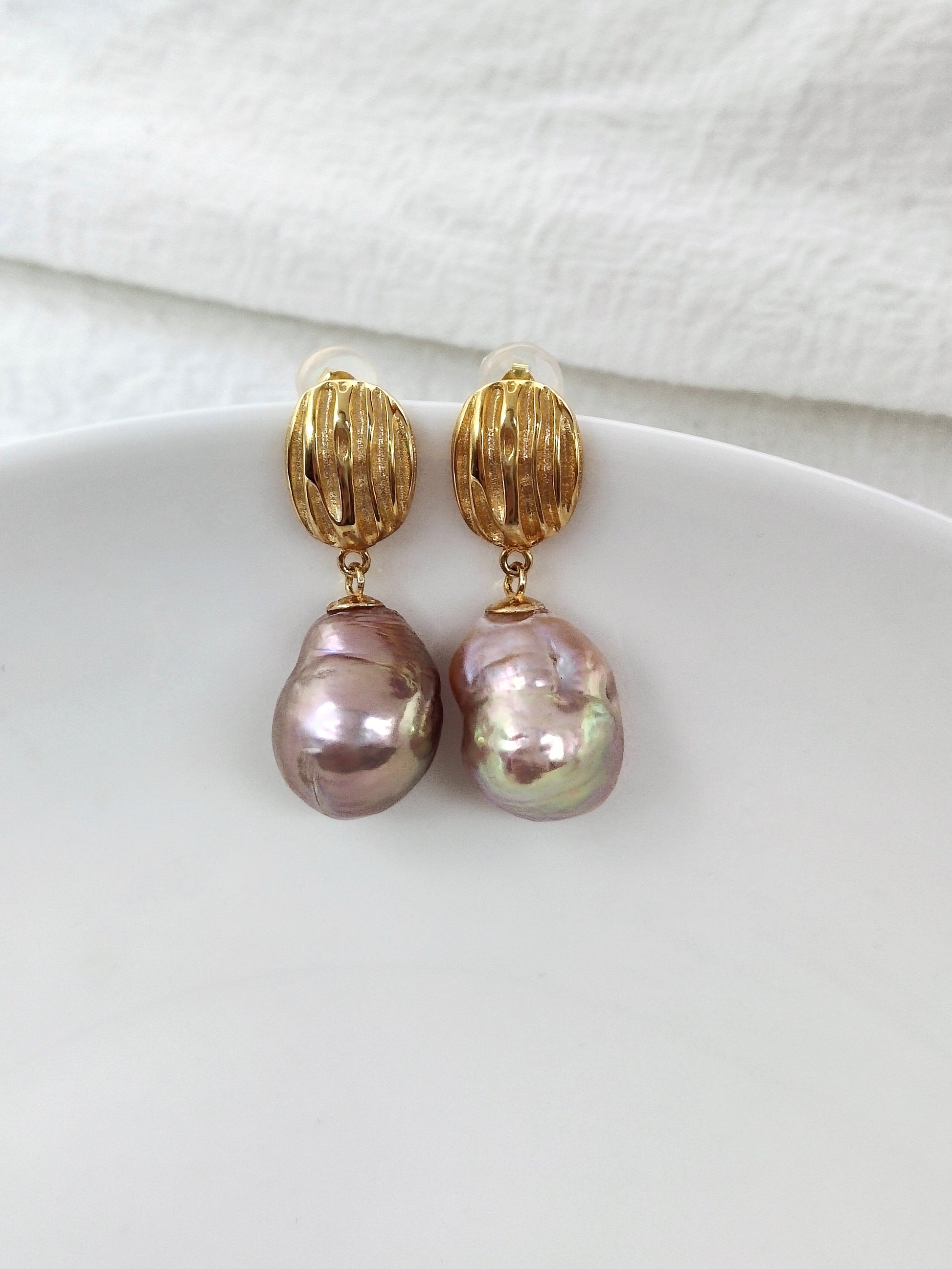 IRIDESCENT FRESH PEARL EARRINGS