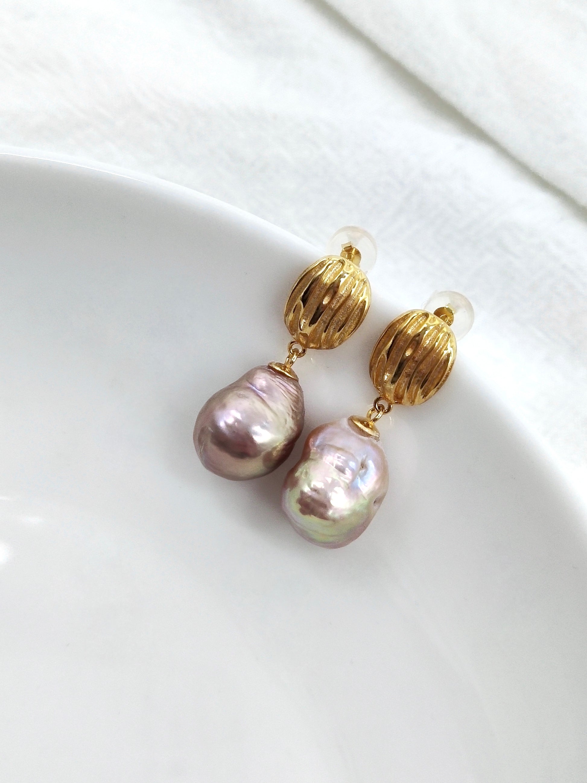 IRIDESCENT FRESH PEARL EARRINGS