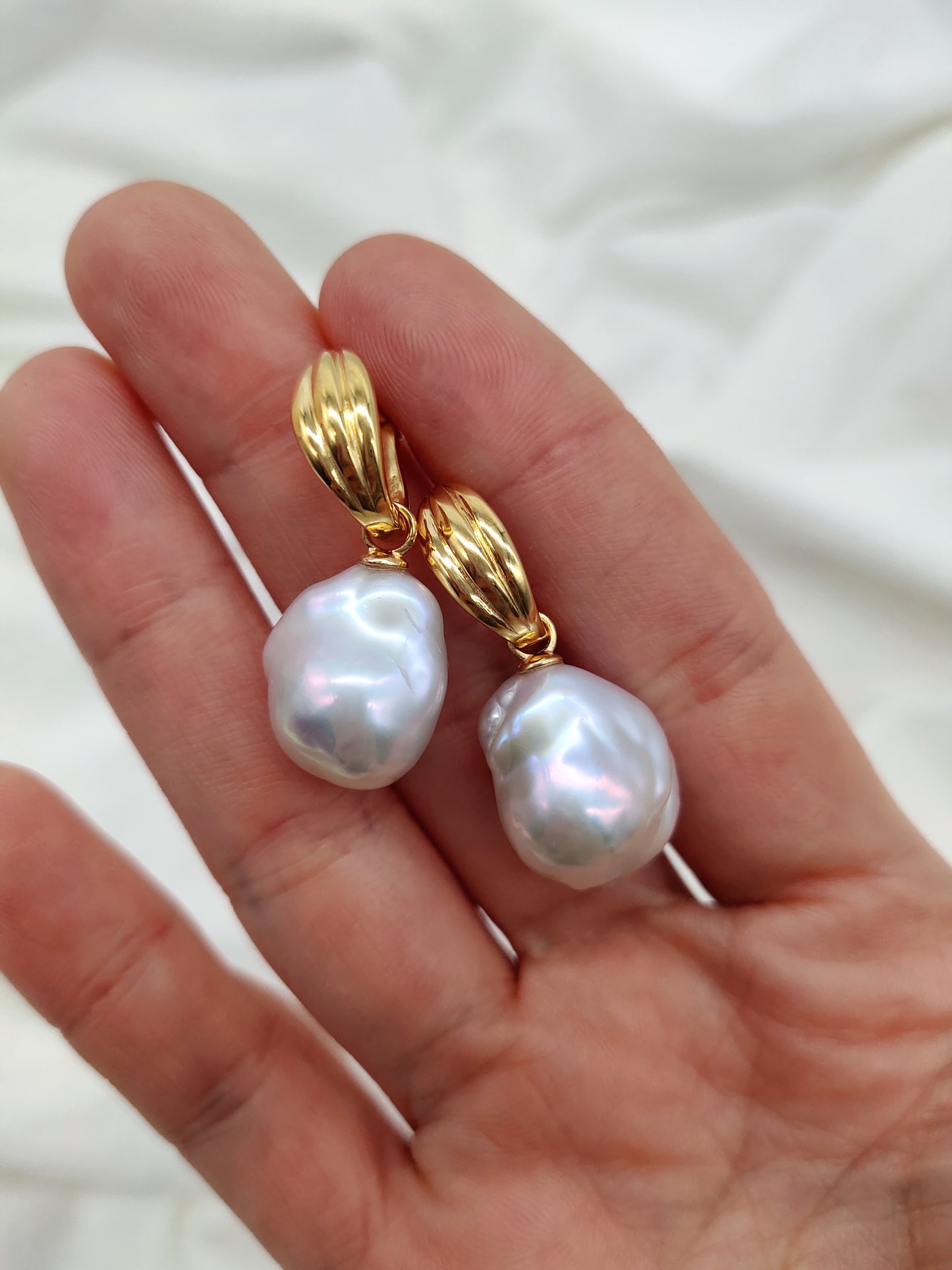 WHITE SMALL BAROQUE PEARL EARRINGS