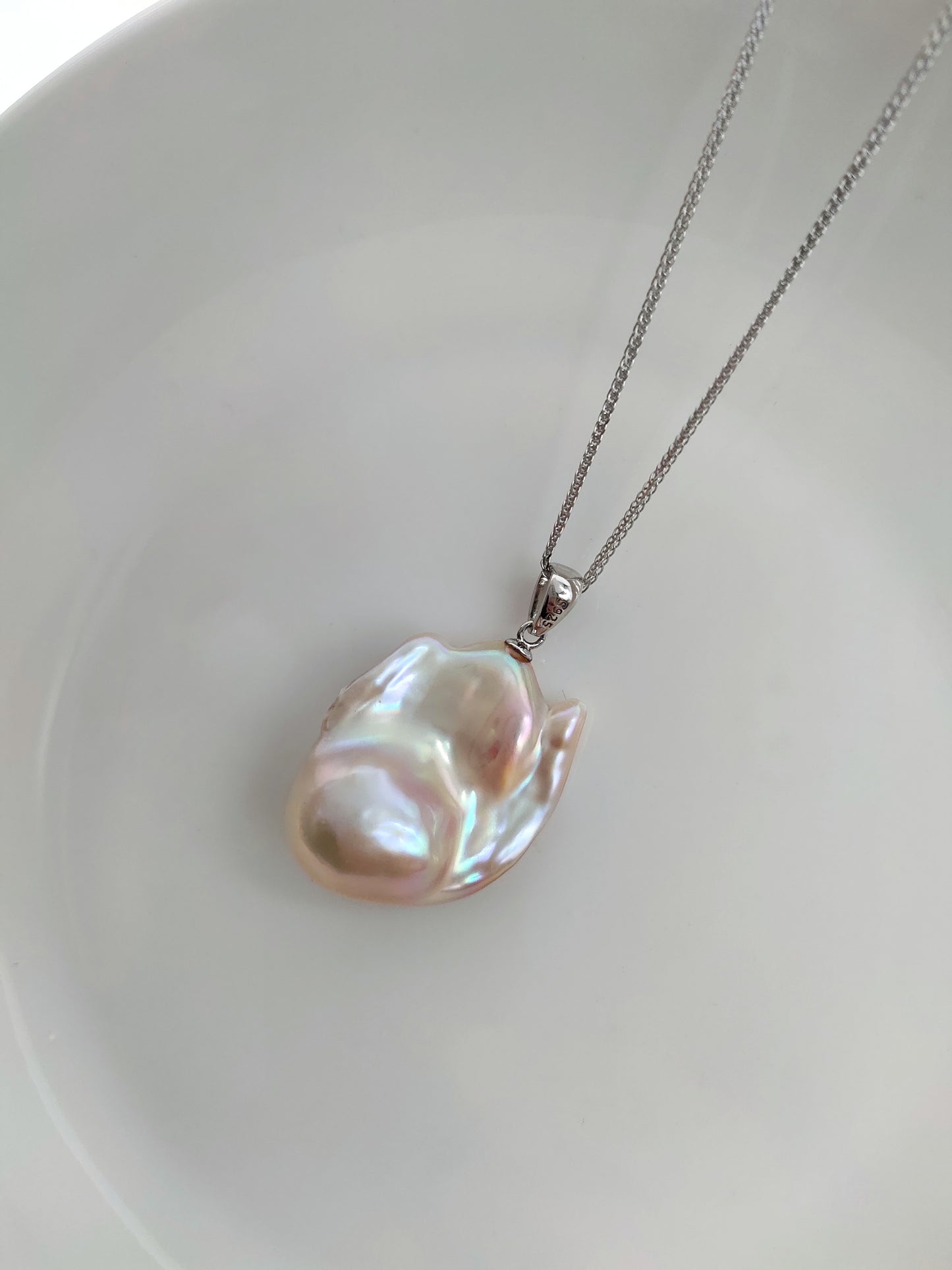 COLOURFUL BAROQUE PEARL PENDANT WITH GREEN LUSTER