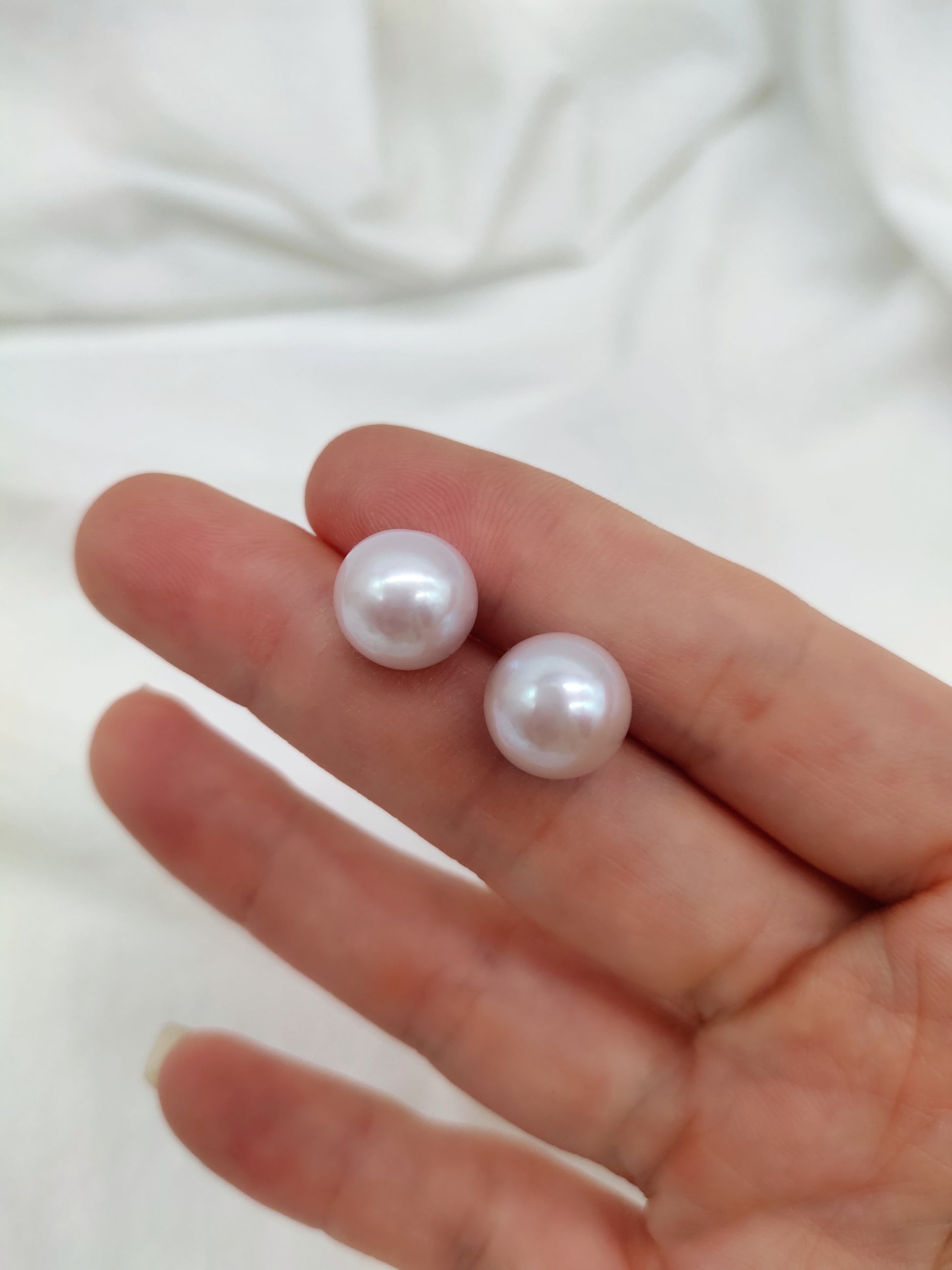 CLASSIC ROUND PEARL STUD EARRINGS - LIGHT PINK