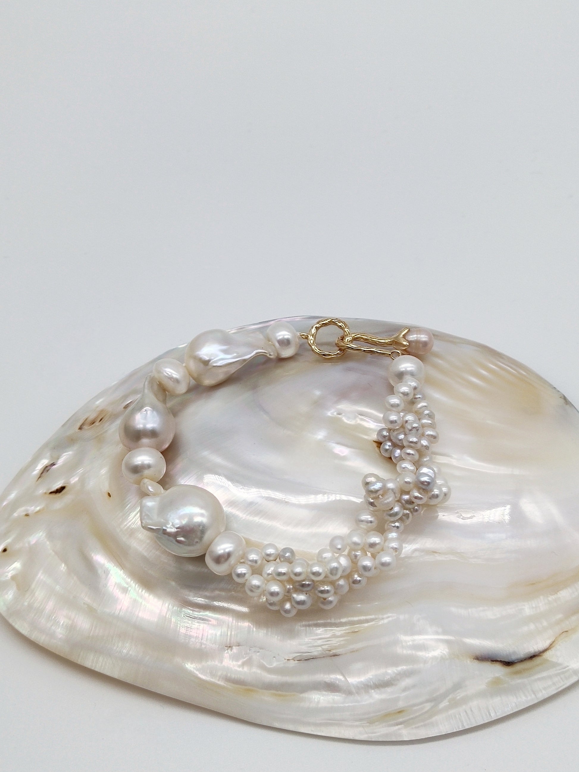 Baroque pearl bracelet