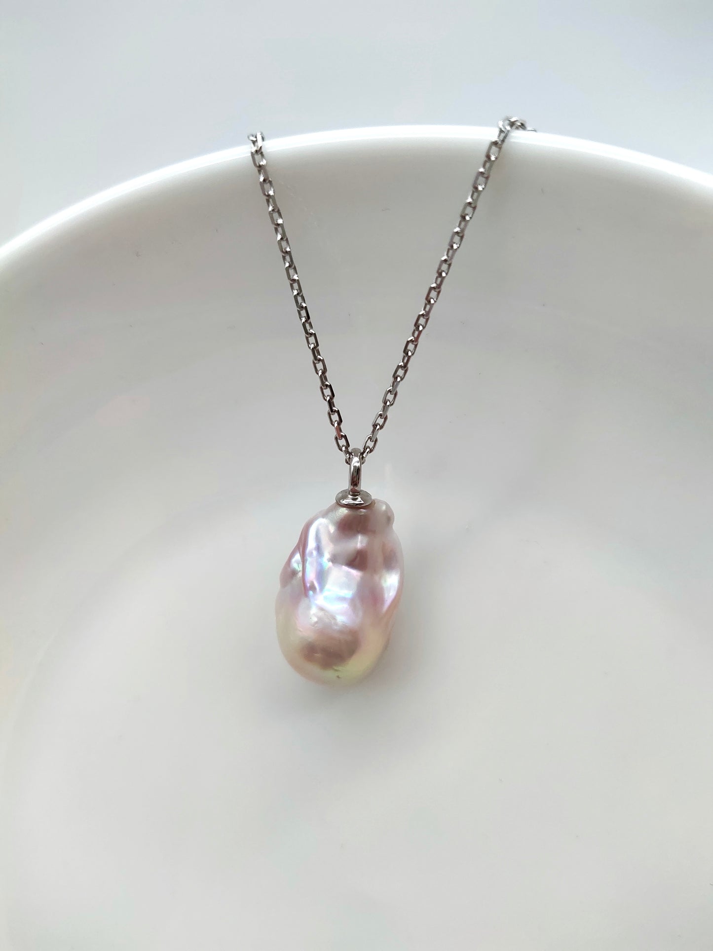 THE COLOUR BAROQUE PEARL PENDANT