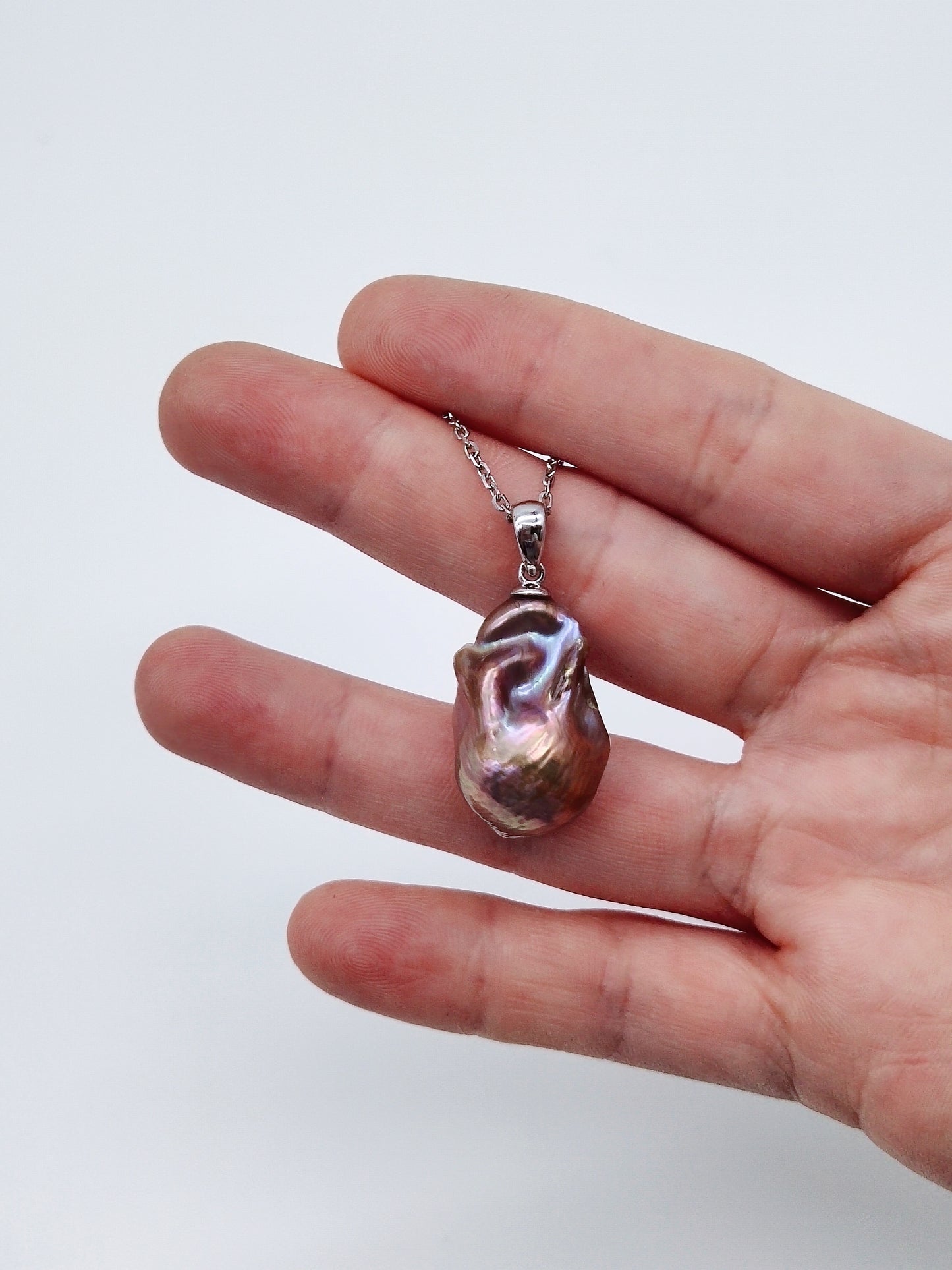 RIDESCENT BAROQUE PEARL PENDANT