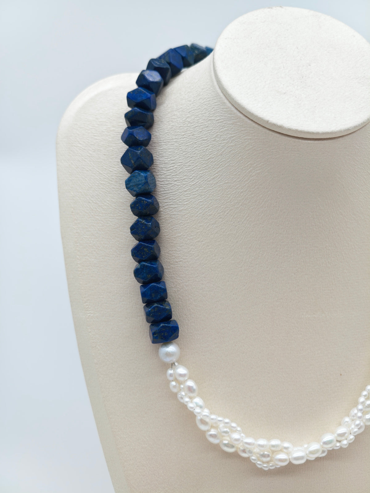 TWIST FRESHWATER PEARL & LAPIS LAZULI NECKLACE