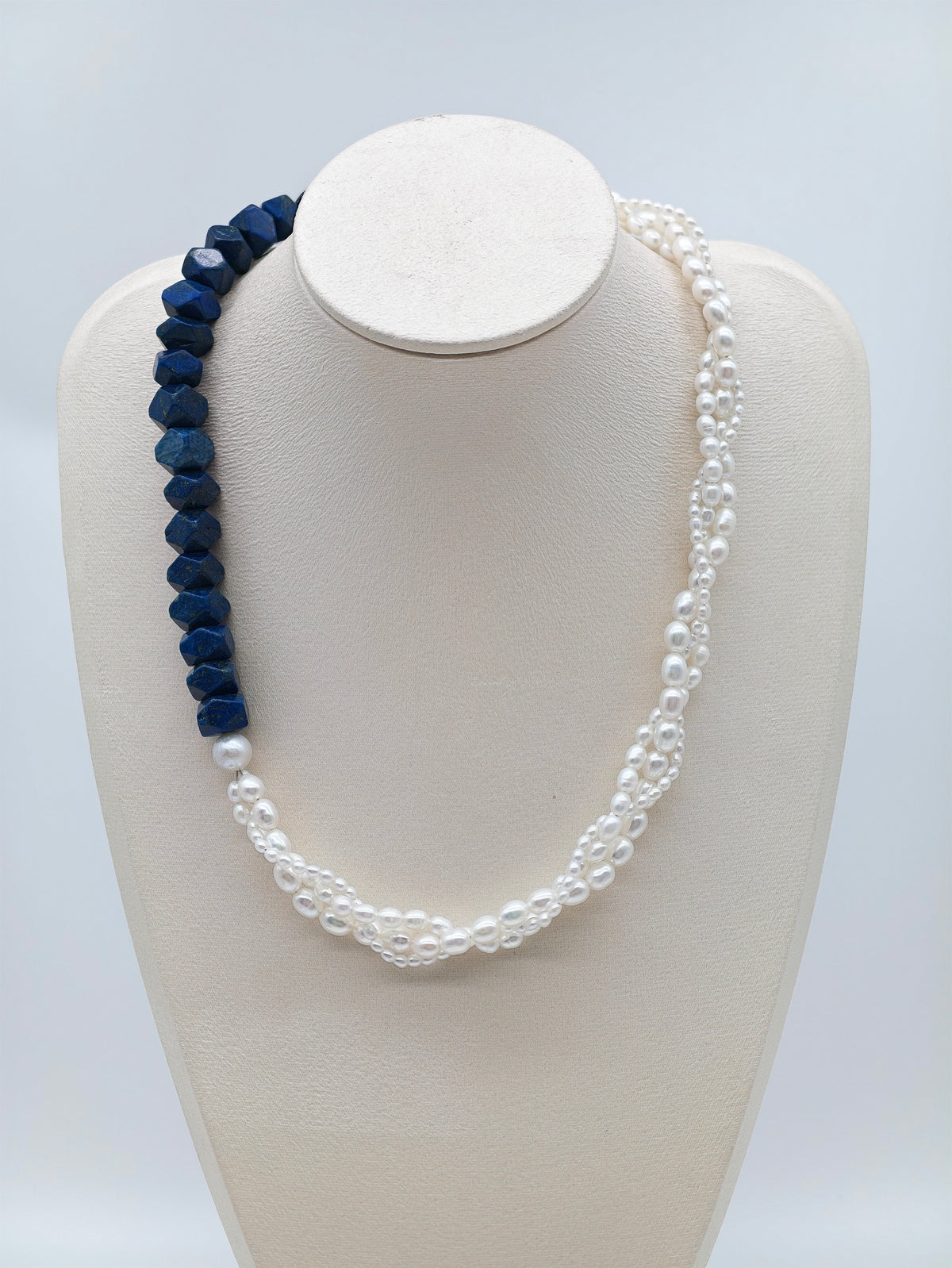 TWIST FRESHWATER PEARL & LAPIS LAZULI NECKLACE