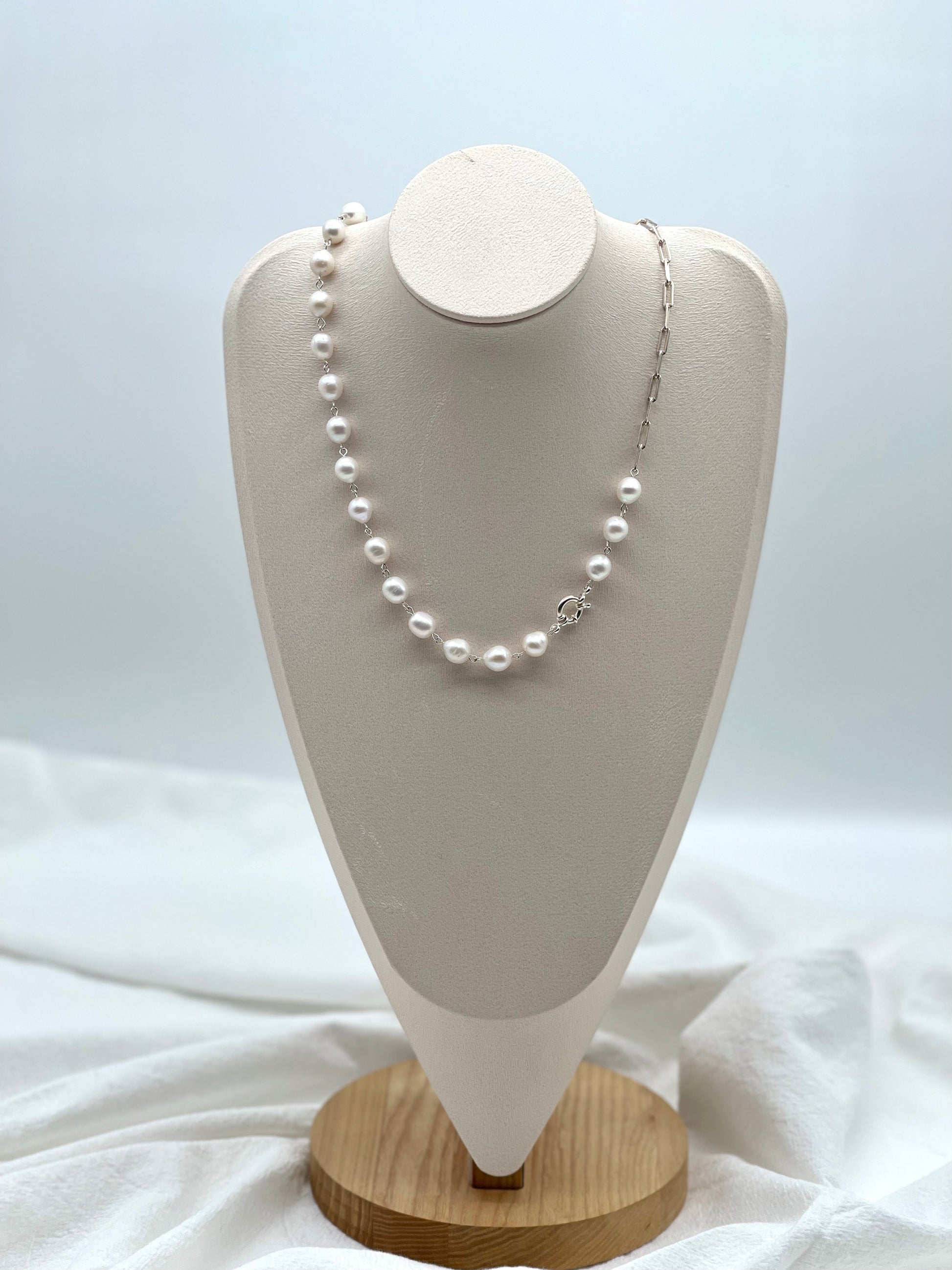 HALF CHAIN PEARL NECKLACE - MOYZ
