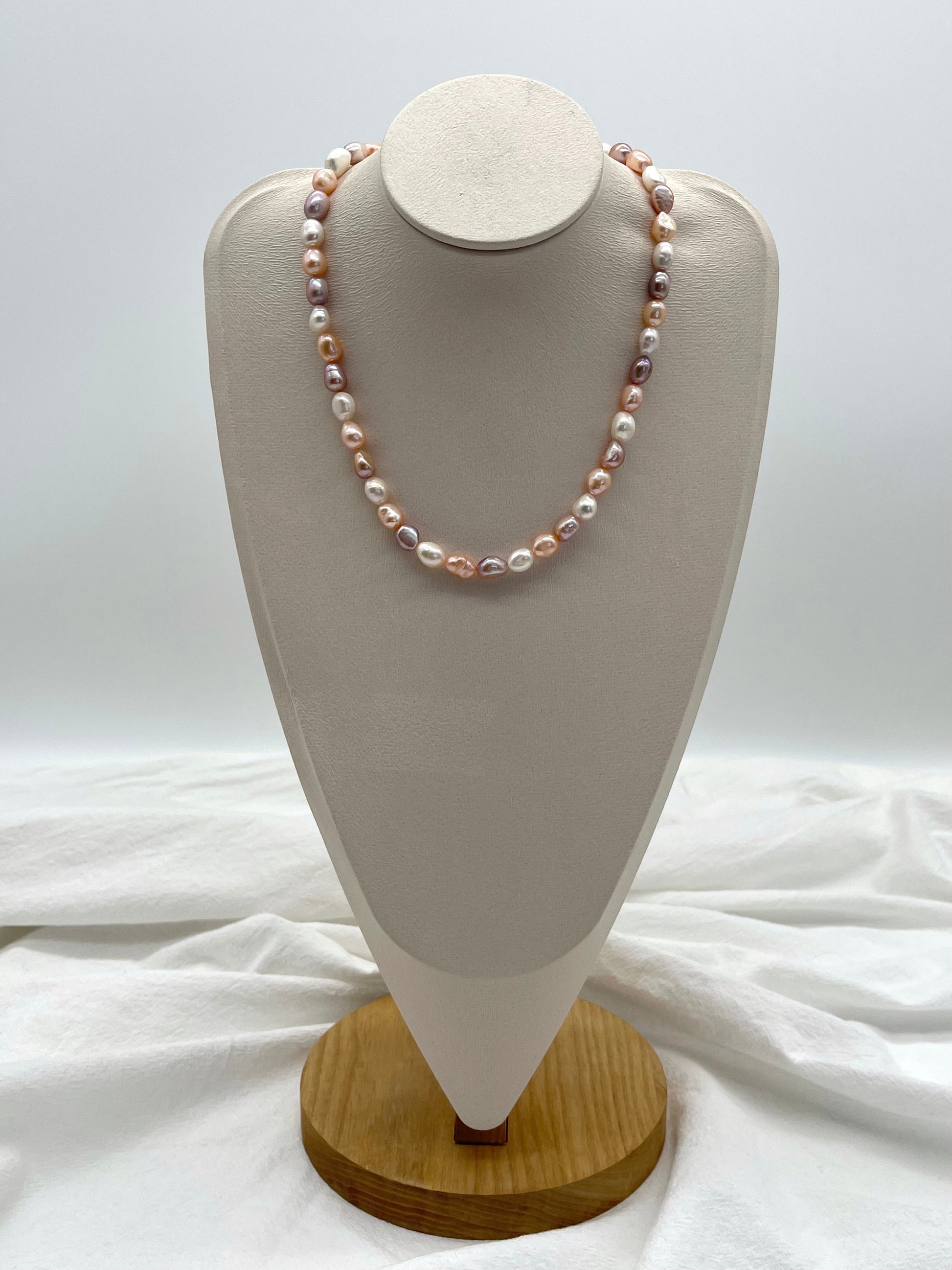 IRIDESCENT FRESHWATER PEARL NECKLACE - MOYZ