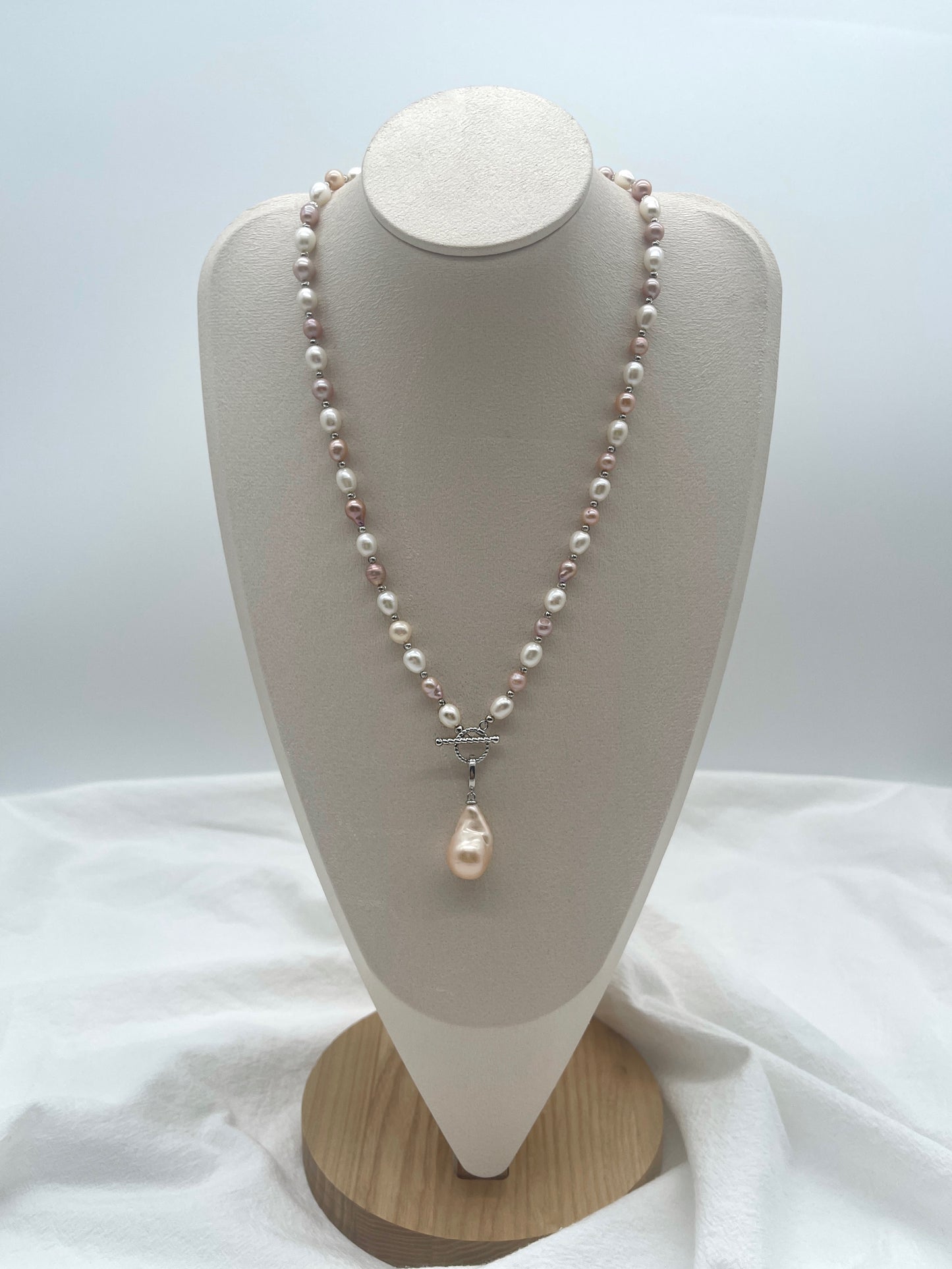 FRESHWATER PEARL NECKLACE WITH BAROQUE PEARL PENDANT