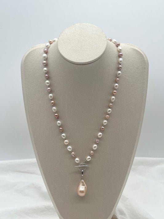 FRESHWATER PEARL NECKLACE WITH BAROQUE PEARL PENDANT