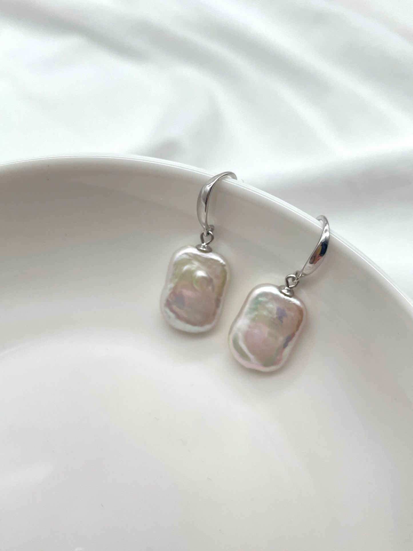 RECTANGLE PEARL EARRINGS - MOYZ