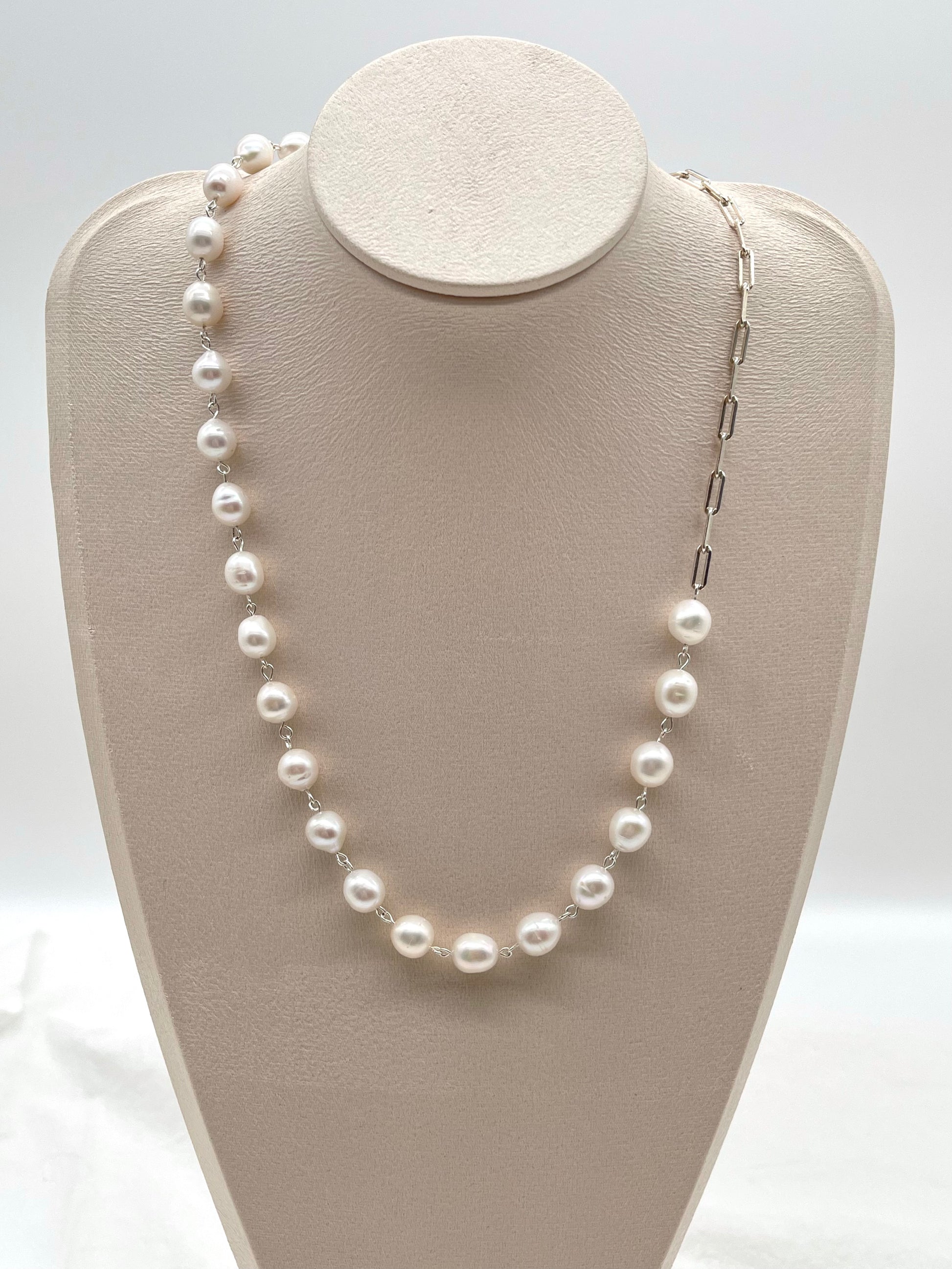 HALF CHAIN PEARL NECKLACE - MOYZ